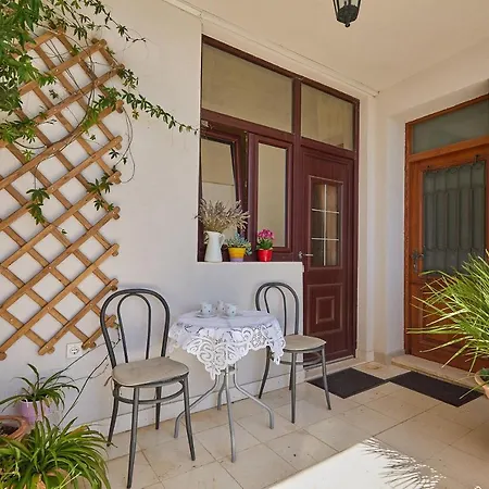 Over Old Town Apartment *