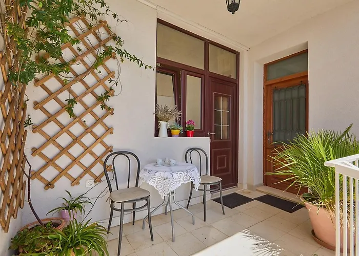 Over Old Town Apartment *